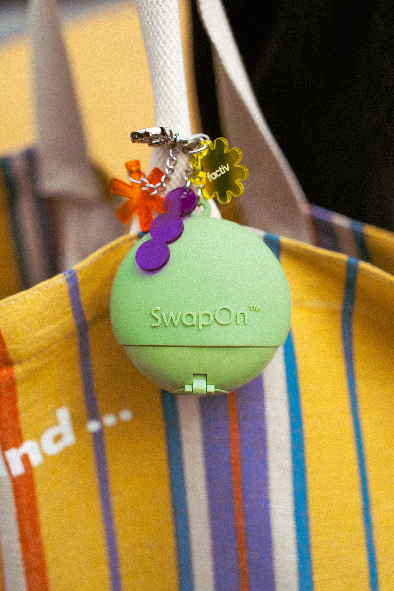 SwapOn™ Flower Power 吊飾牌